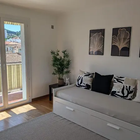 Bright With A Balcony In Apartment Vallauris