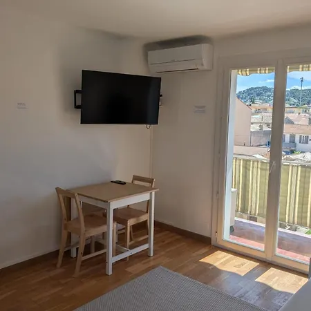Apartment Bright With A Balcony In Vallauris